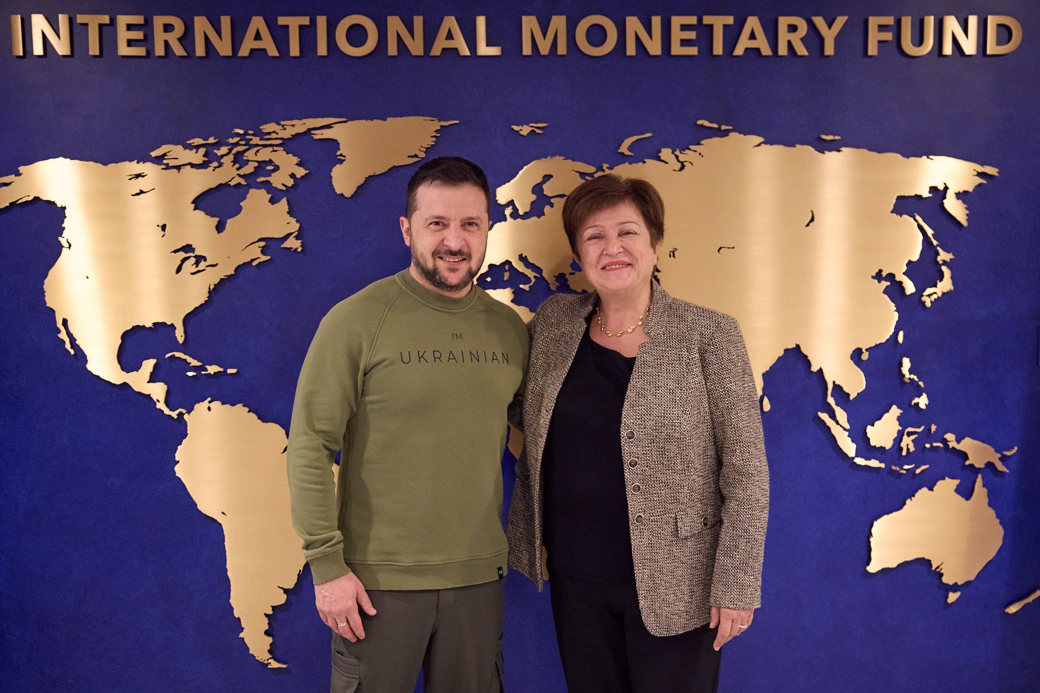 USA1265. WASHINGTON (DC, EEUU), 11/12/2023.- Fotografía divulgada por el presidente ucraniano, Volodímir Zelenski, donde aparece junto a la directora del Fondo Monetario Internacional (FMI), Kristalina Georgieva, durante una reunión hoy en Washington (EE.UU.). El Directorio Ejecutivo del Fondo Monetario Internacional (FMI) aprobó este lunes la segunda revisión del acuerdo firmado con Ucrania, una decisión que libera un giro de 900 millones de dólares para Kiev. EFE/X-ZelenskyyUa /SOLO USO EDITORIAL /NO VENTAS /SOLO DISPONIBLE PARA ILUSTRAR LA NOTICIA QUE ACOMPAÑA /CRÉDITO OBLIGATORIO