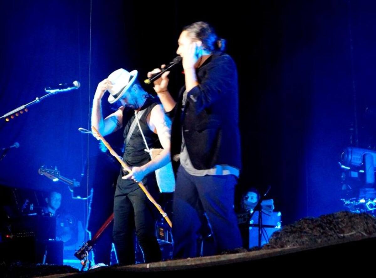 Juanes recibió un sombrero y una mochila típicos de la región.