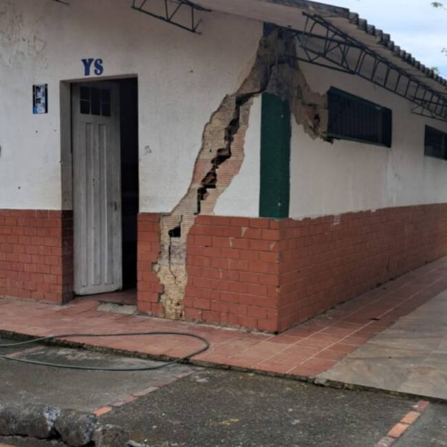 El colegio atiende a más de 1.100 estudiantes; mientras se construye una nueva sede