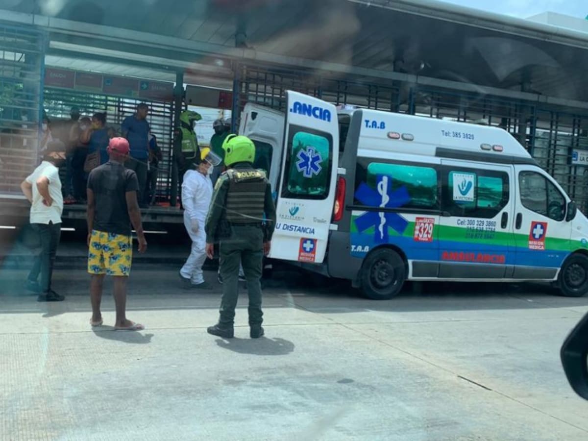 Murió usuario de Transmetro que se desmayó en estación