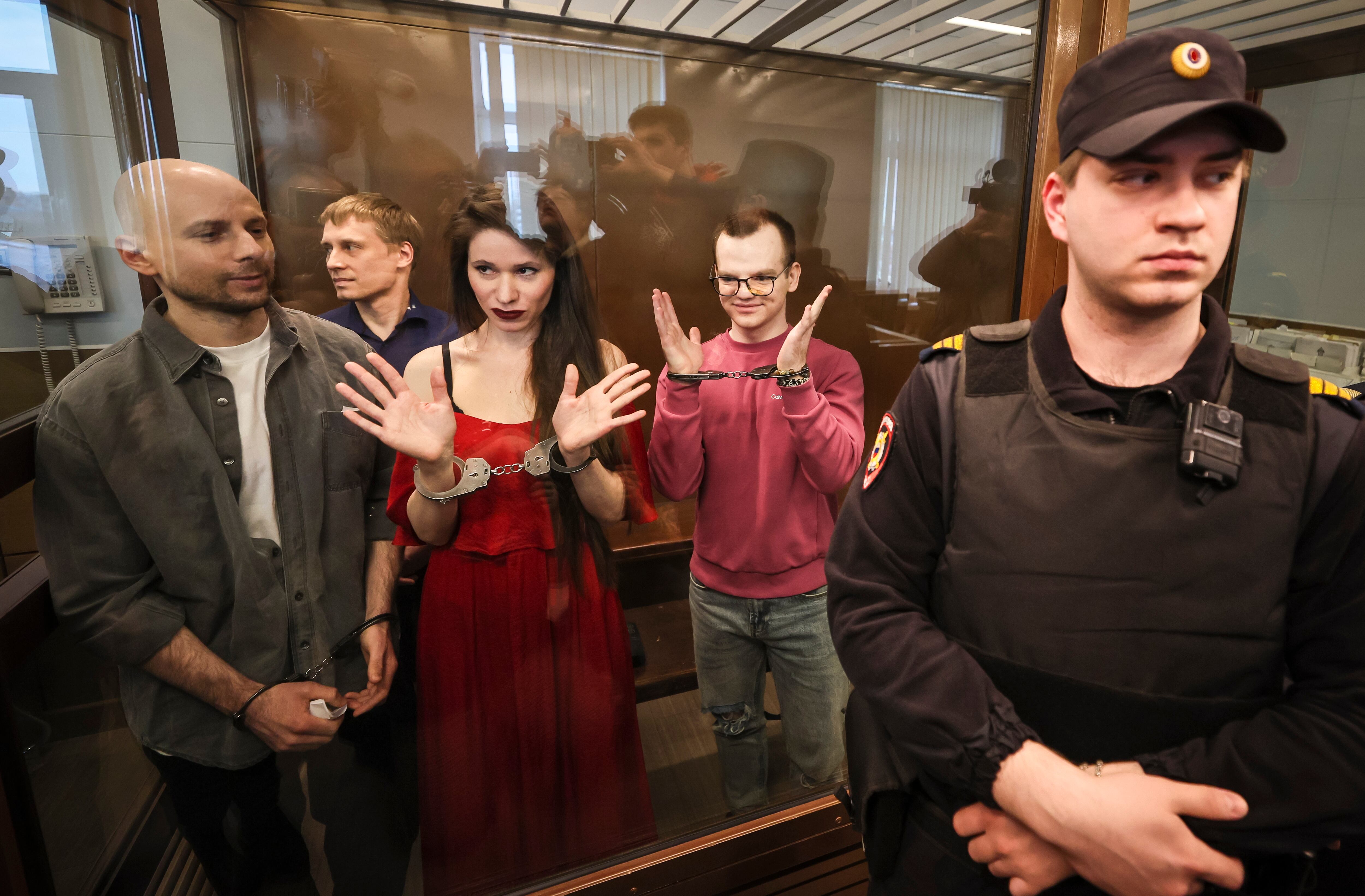 MOSCOW (Russian Federation), 15/04/2025.- Russian journalists Konstantin Gabov (rear), Antonina Favorskaya (C), Artyom Kriger (R) and Sergey Karelin (L) stand in a defendant's cage during the verdict announcement at the Nagatinsky District Court in Moscow, Russia, 15 April 2025. The Russian journalists accused of working with late Russian opposition leader Navalny were jailed for more than five years each. (Rusia, Moscú) EFE/EPA/YURI KOCHETKOV