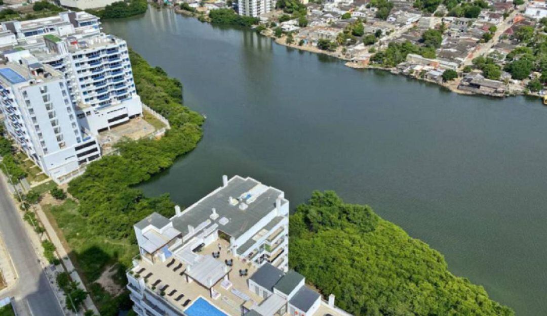 Construcciones sobre el caño Juan Angola