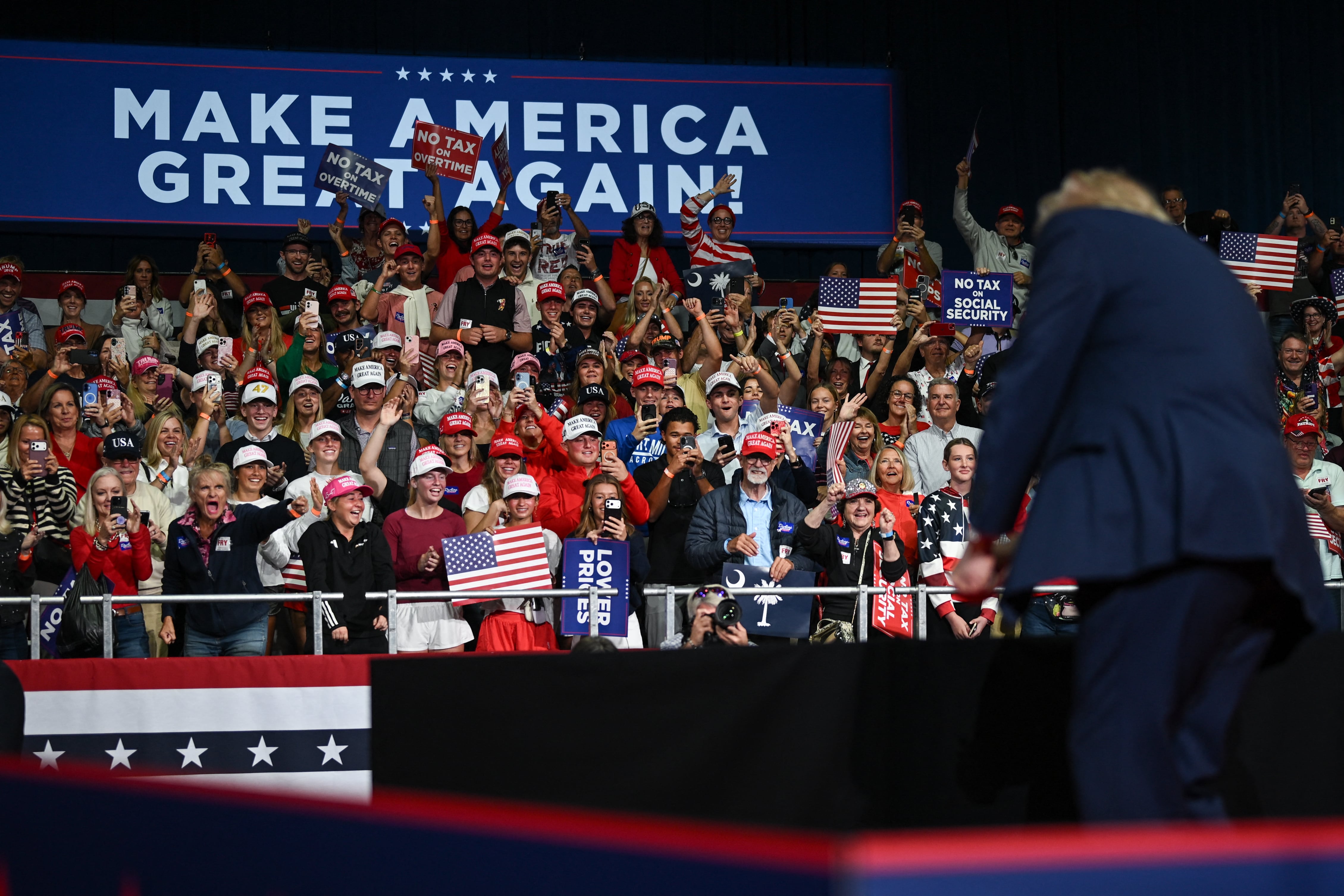 The audience reacts as US President Donald Trump departs afer speaking at a midterm campaign rally at the Rock Hill Sports & Event Center in Rock Hill, South Carolina on October 29, 2026. Imagen tomada de AFP (Crédito: KENT NISHIMURA / AFP)