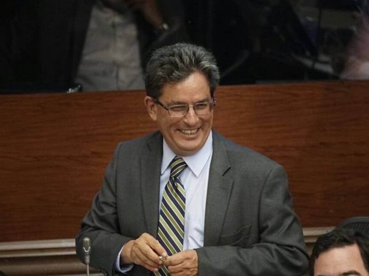 Se cae moción de censura contra MinHacienda