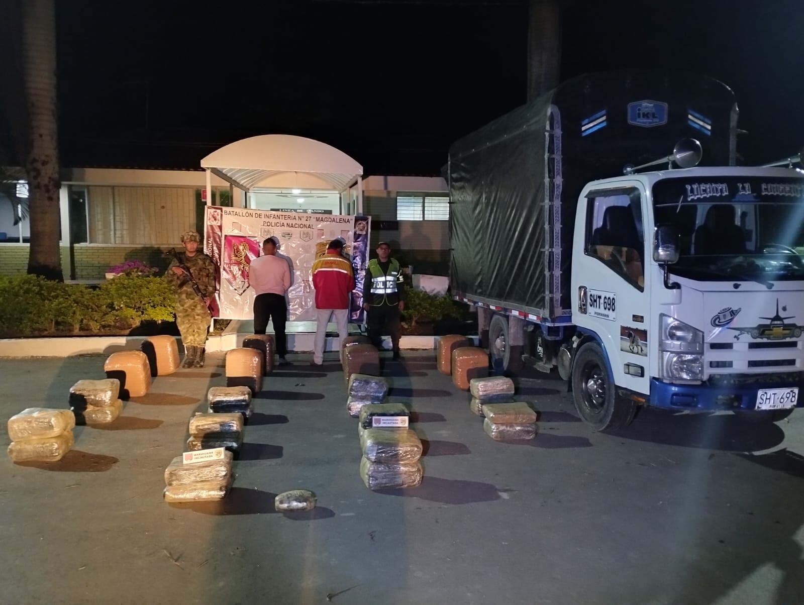 Al interior de los sacos de papa iban ocultos 29 paquetes envueltos en papel viniples con la marihuana que tuvo un peso neto de 203 kilos.