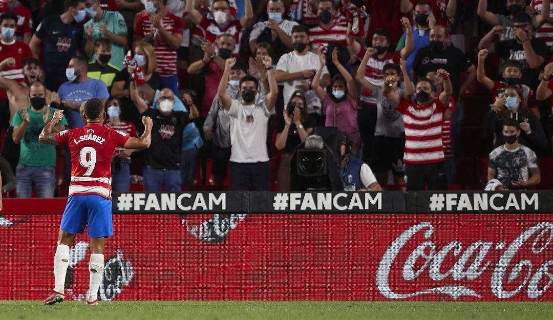 Luis Javier Suárez festeja su gol ante el Real Betis.