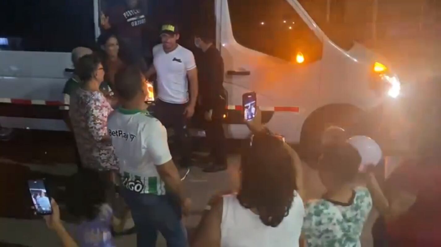 Captura de pantalla - Momento en el que llega Camilo Andrés al barrio La Unión.