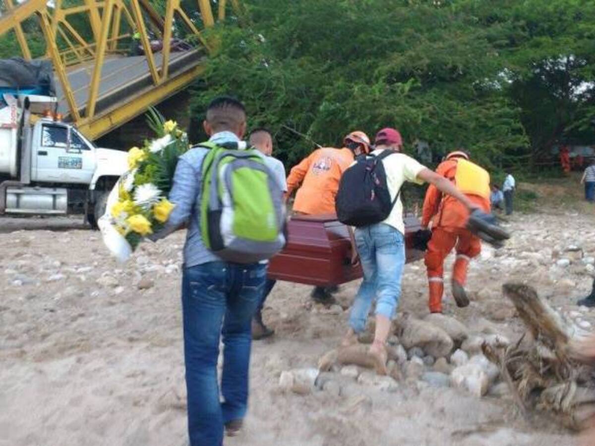 Sepultarán en Tunja a joven que murió atravesando el puente colapsado sobre río Charte en Casanare