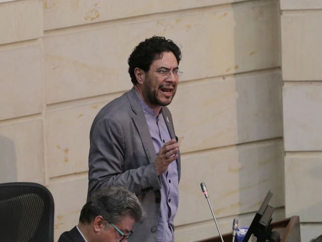 Gobierno pide excusas por error en caso del senador Iván Cepeda