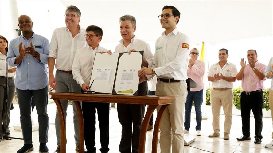 Santos y Londoño oficializan inversión para proyecto de protección costera en Cartagena. Foto: Presidencia