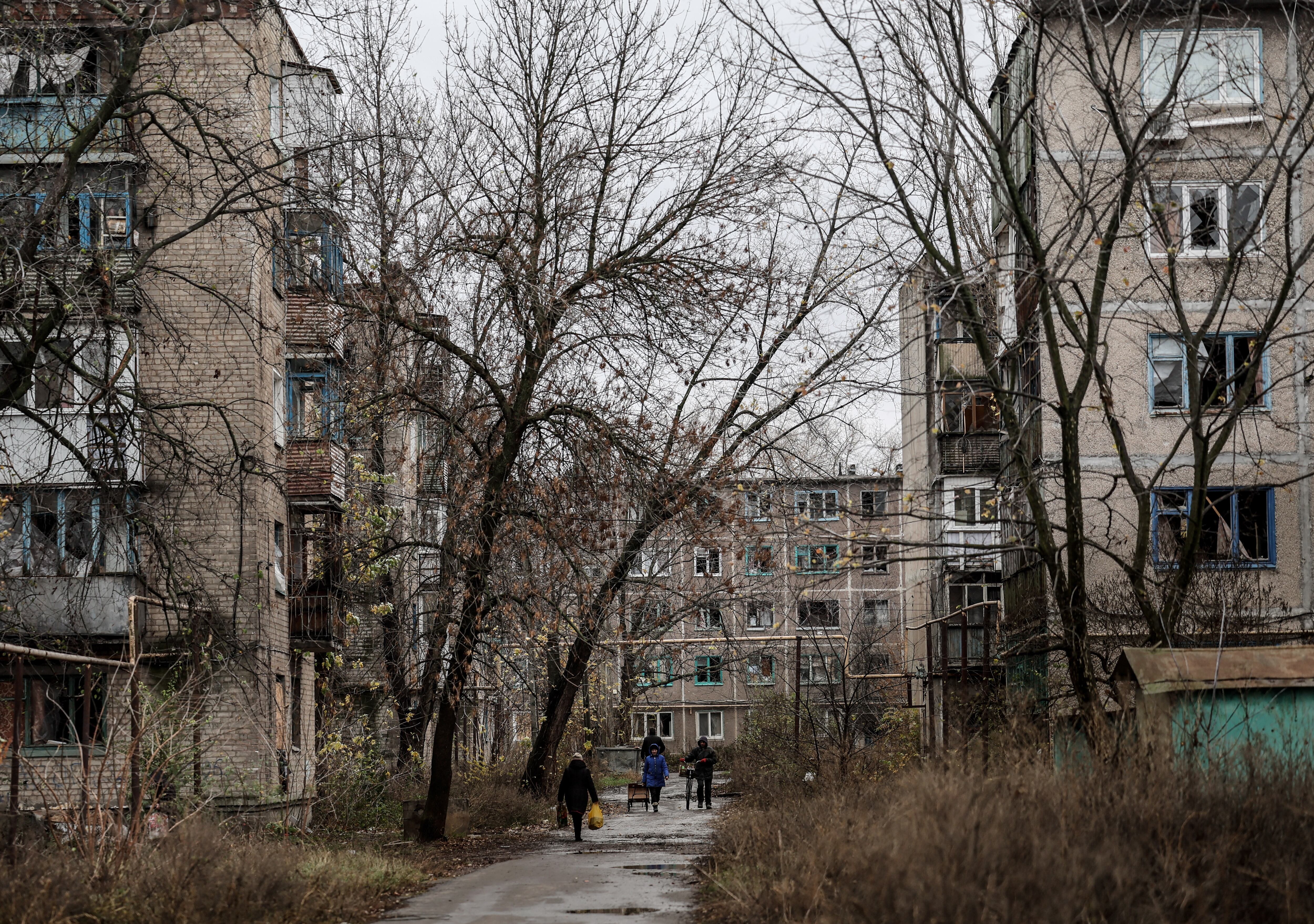 Chasiv Yar (Ukraine), 09/11/2023.- Local residents walk around residential buildings in Chasiv Yar, near the frontline in the Donetsk region, Ukraine, 09 November 2023, amid the Russian invasion. Russian troops entered Ukrainian territory in February 2022, starting a conflict that has provoked destruction and a humanitarian crisis. (Rusia, Ucrania) EFE/EPA/OLEG PETRASYUK