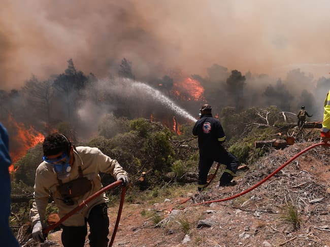 Lucha contra los incendios en Grecia.
(Foto: Costas Baltas/Anadolu via Getty Images)