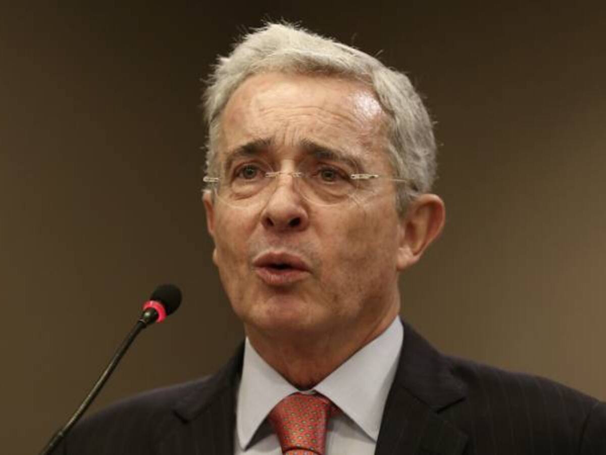 “No celebro muertes, ojalá la Fiscalía aclare la muerte de Areiza”: Uribe