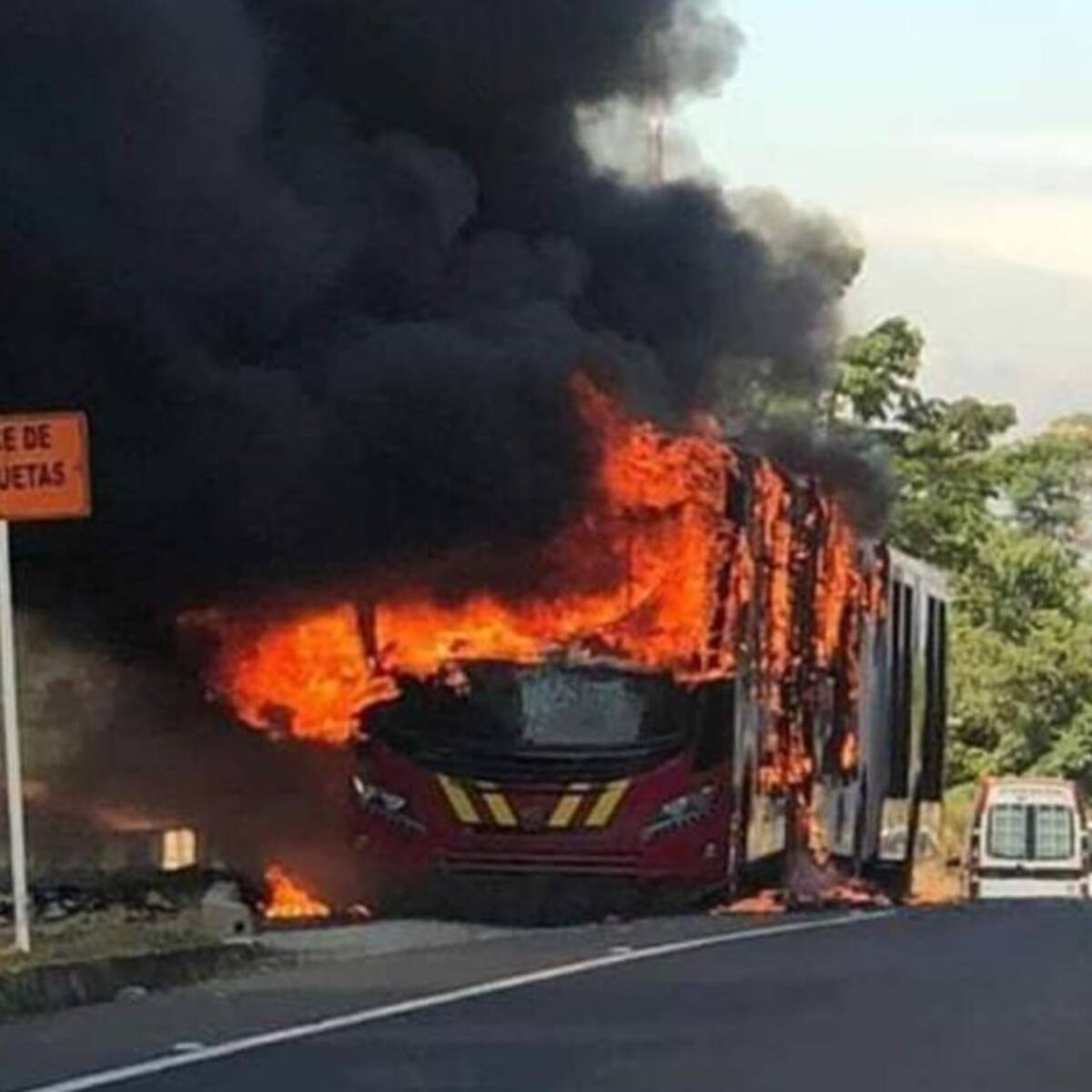 Bus articulado sin estrenar se incendió en la vía la Condina de Pereira