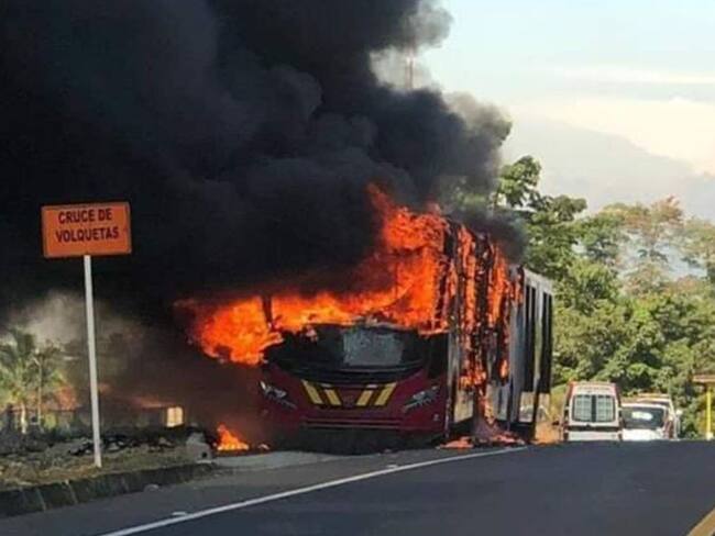 Bus articulado sin estrenar se incendió en la vía la Condina de Pereira