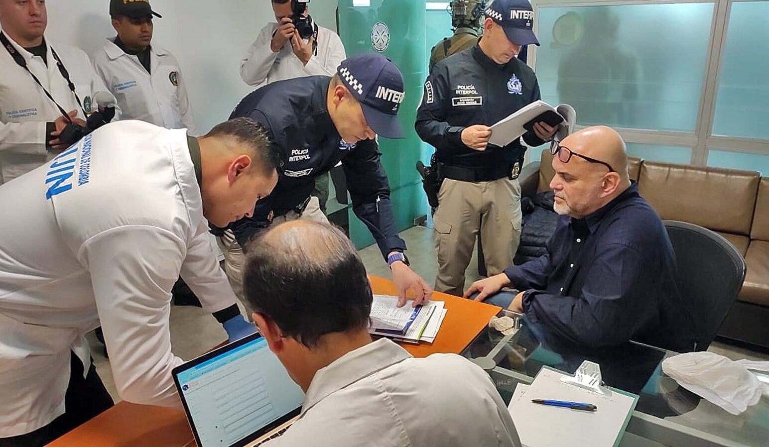 Fotografía cedida por la Policía de Colombia. El exjefe paramilitar Salvatore Mancuso (d), quien fue comandante de las Autodefensas Unidas de Colombia (AUC), tras su llegada este martes procedente de Estados Unidos.