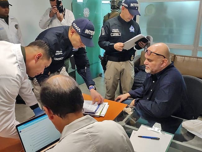 Fotografía cedida por la Policía de Colombia. El exjefe paramilitar Salvatore Mancuso (d), quien fue comandante de las Autodefensas Unidas de Colombia (AUC), tras su llegada este martes procedente de Estados Unidos.
