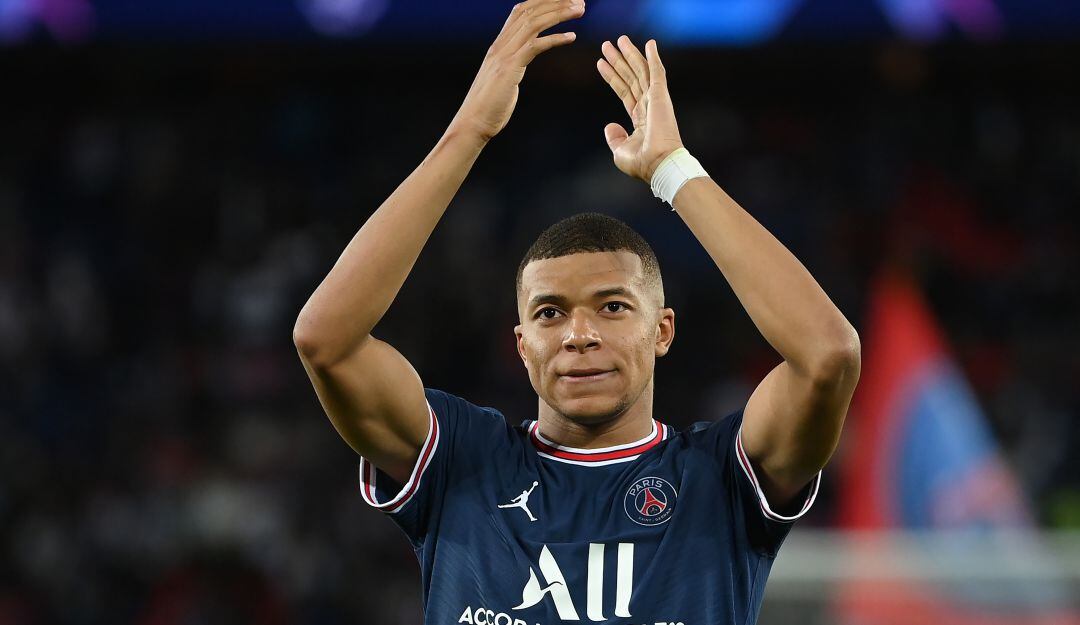 Mbappé saluda a la afición del PSG tras su victoria sobre el Manchester CIty en Champions.