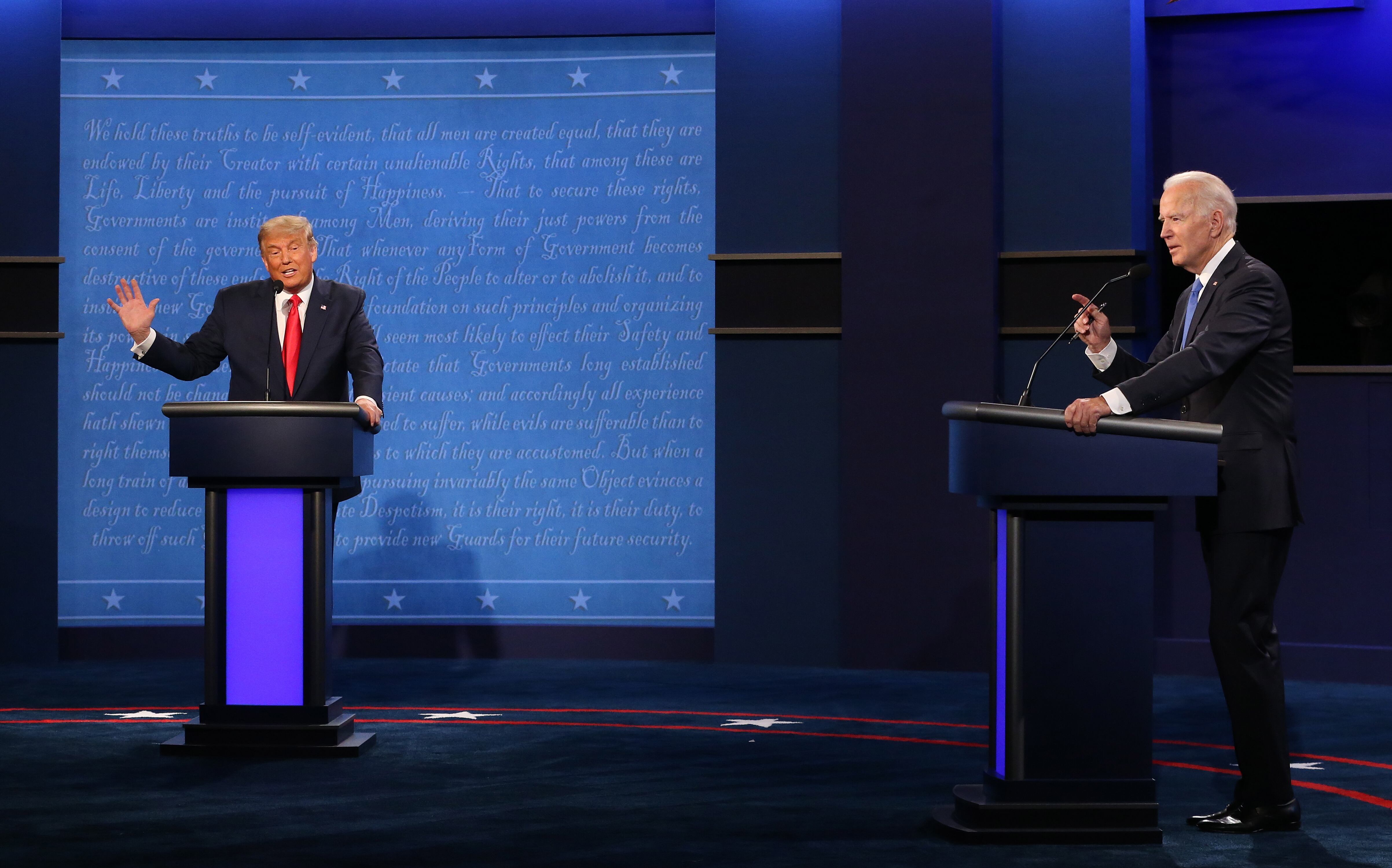 EA5166. NASHVILLE (ESTADOS UNIDOS), 04/03/2024.- Fotografía de archivo fechada el 22 de octubre de 2020 del entonces presidente y ahora candidato a la Presidencia, Donald J. Trump (i), junto al entonces candidato demócrata y actual presidente en busca de reelección, Joe Biden, durante un debate presidencial en el Curb Event Center de la Universidad Belmont en Nashville, Tennessee (EE.UU.). Este martes es el día grande de las primarias presidenciales en Estados Unidos, una fecha clave conocida como supermartes en la que se reparten el mayor número de delegados en un solo día -más del 35 %- y que puede dejar las candidaturas prácticamente resueltas para Joe Biden y Donald Trump. EFE/ Michael Reynolds ARCHIVO