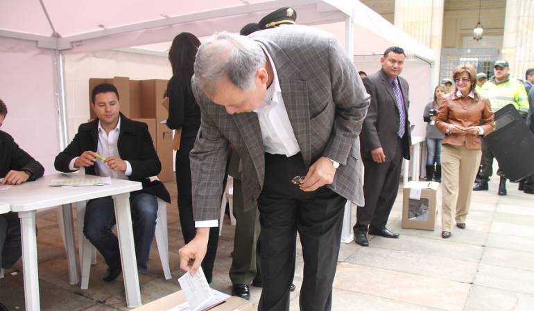 El procurador general votando en las elecciones 2014