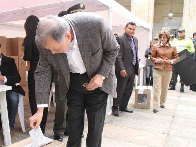 El procurador general votando en las elecciones 2014