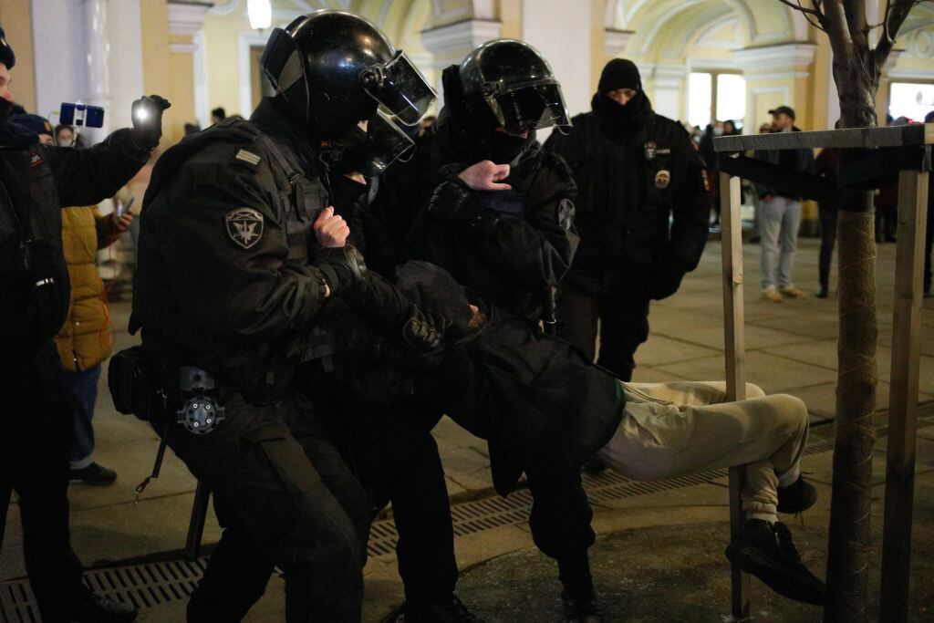 Autoridades rusas detienen personas críticas de su campaña militar en Ucrania. (Photo by Valya Egorshin/NurPhoto via Getty Images)