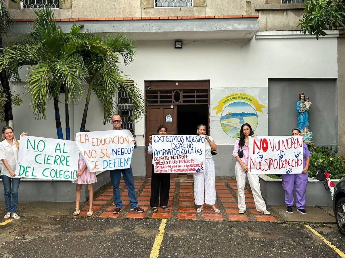 ¿Cerrarán colegio en Barranquilla?: padres de familia protestan para evitarlo