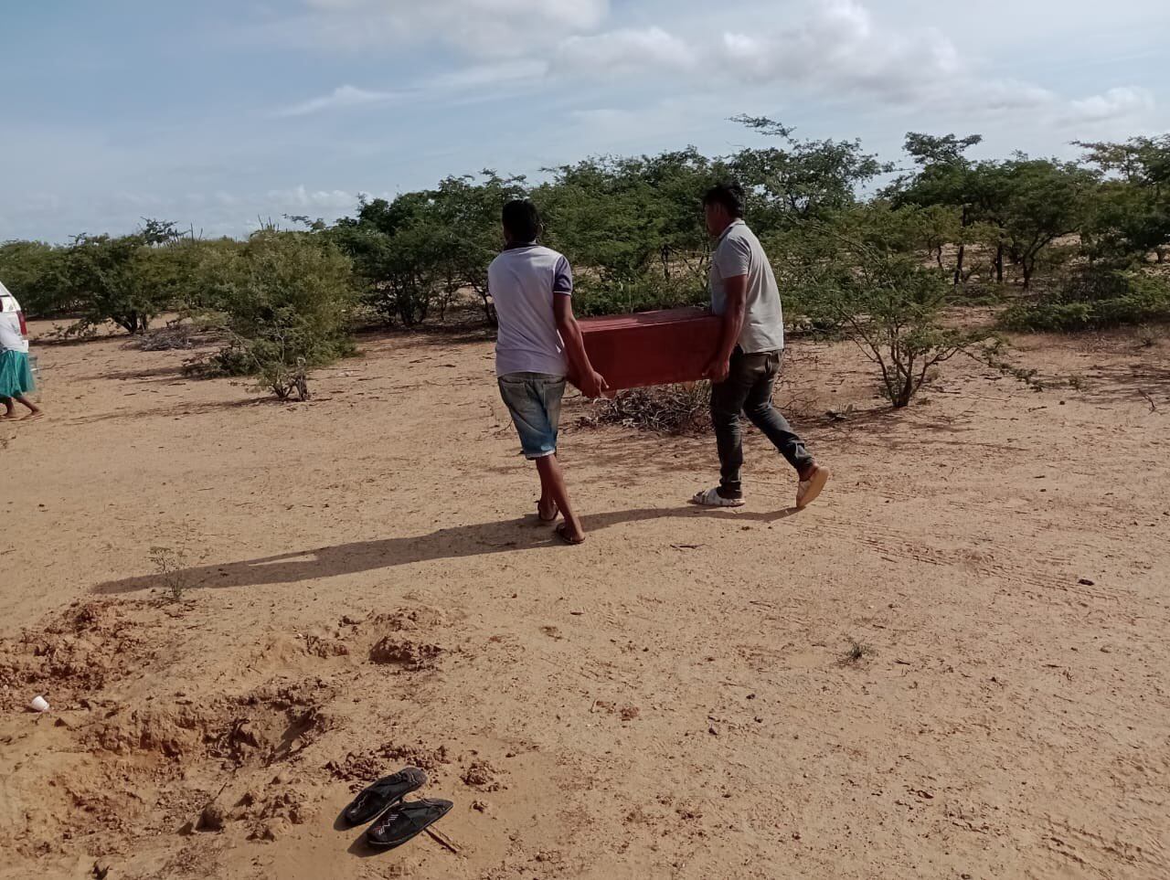 Dos personas trasladan los restos de un niño fallecido en La Guajira