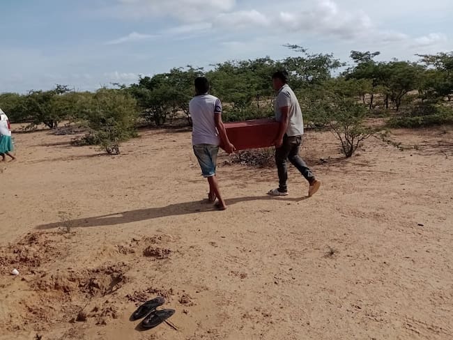 Dos personas trasladan los restos de un niño fallecido en La Guajira