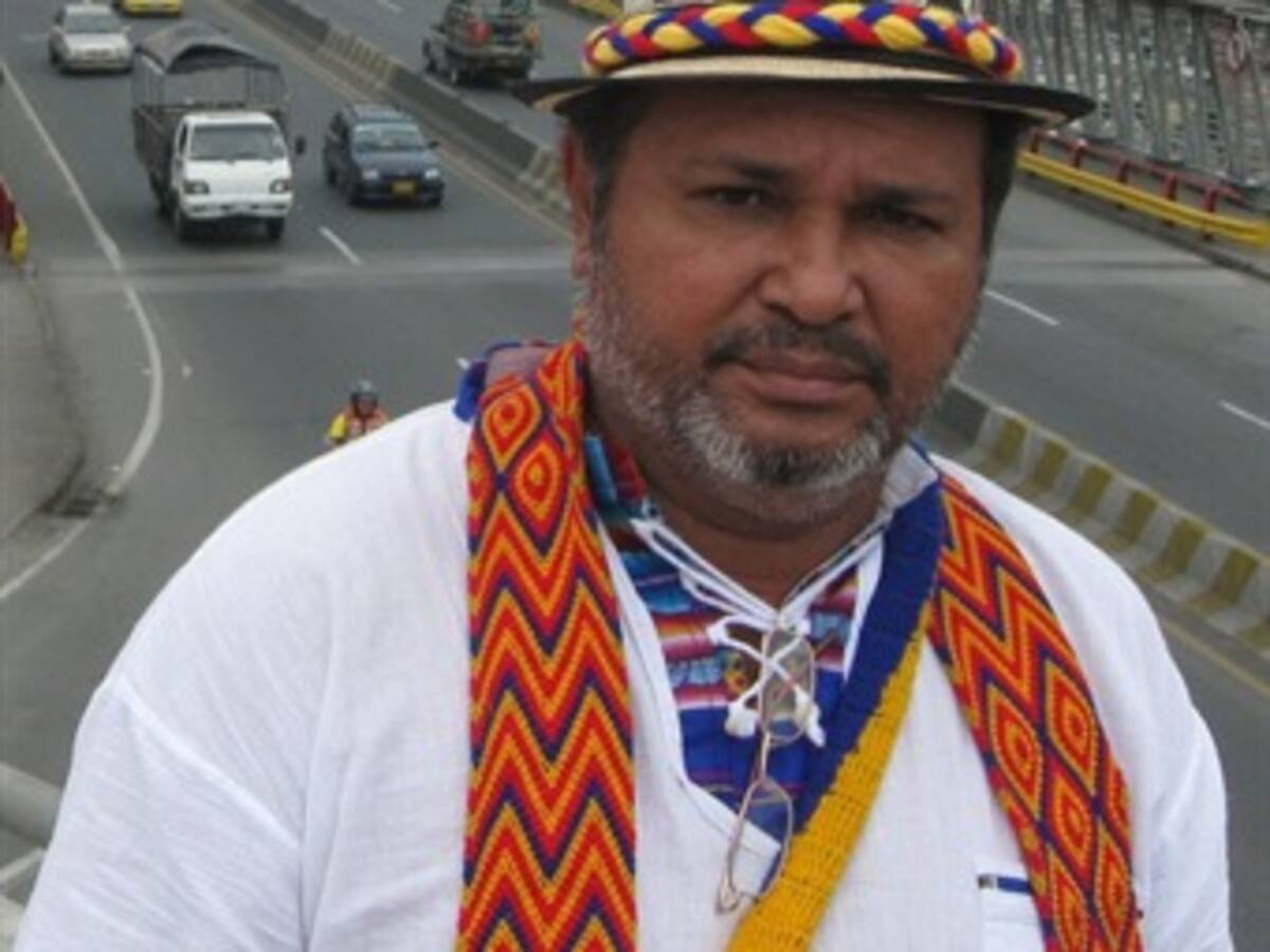 Poeta colombiano vende sus testículos para financiar travesía