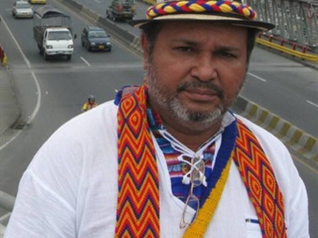 Poeta colombiano vende sus testículos para financiar travesía