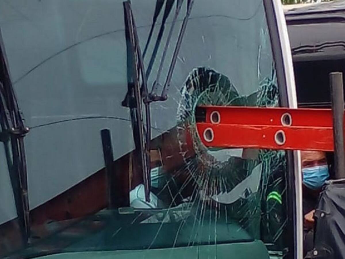 Daño de semáforo generó accidente entre Transcaribe y una camioneta