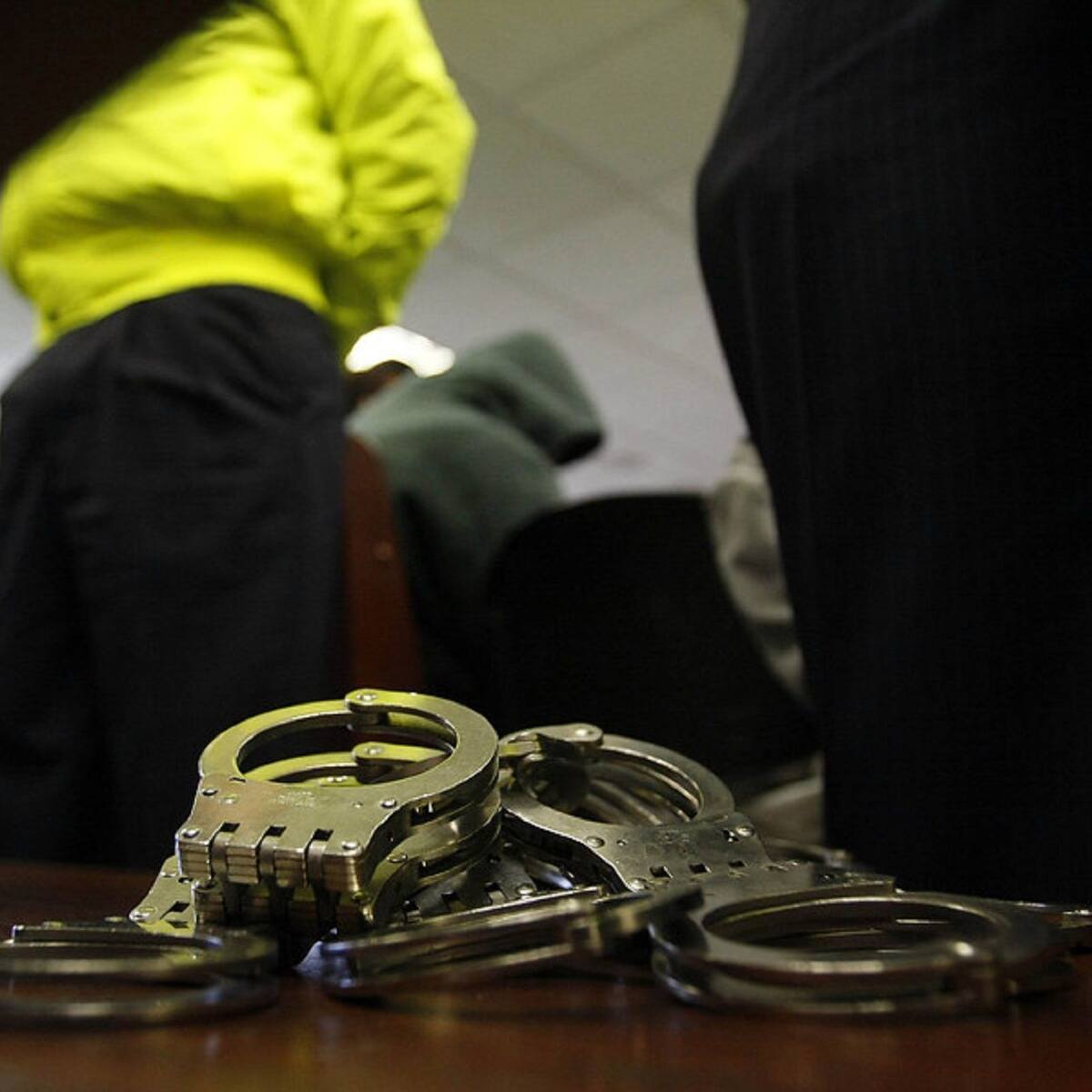 Un hombre amenazó con una navaja a su hijastra y abusó de ella, un juez lo condenó