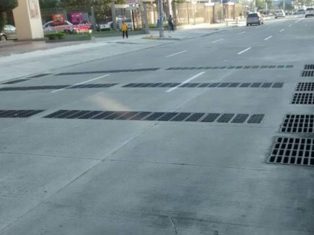 Con basuras se taponan rejillas de canalización del arroyo de calle 84