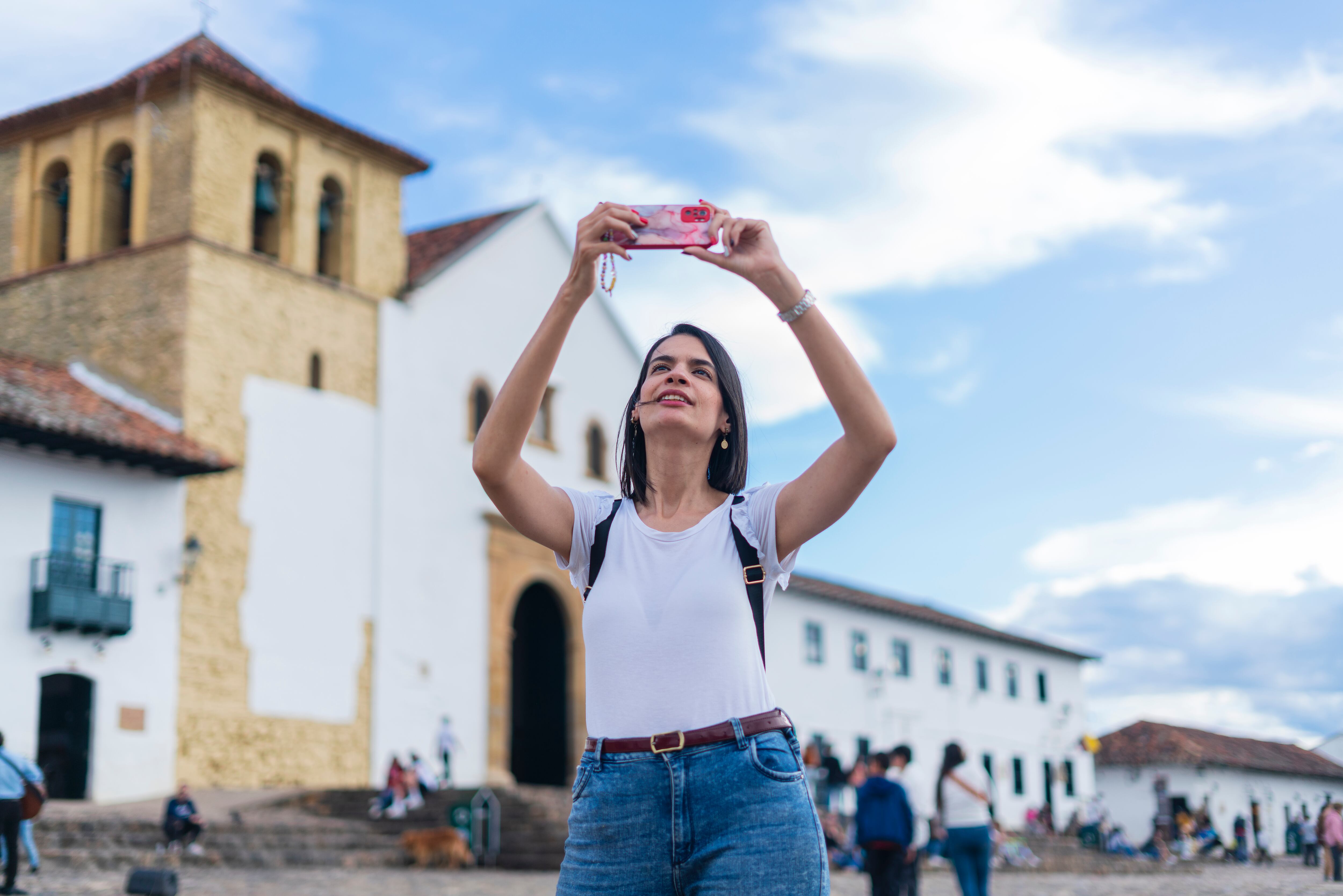 Mujer tomando fotos en la plaza central de Villa de Leyva, Boyacá (Foto vía GettyImages)