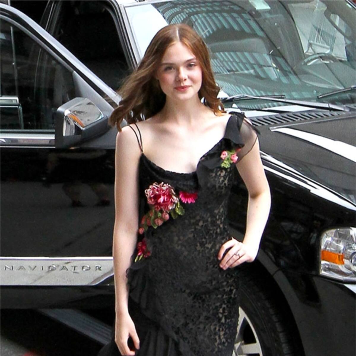 Elle Fanning emula a una 'Carmen' pálida y sin curvas