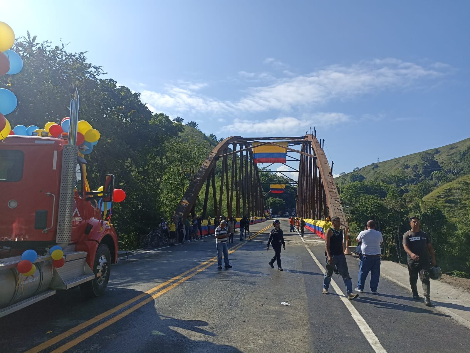 Nuevo Puente El Alambrado en funcionamiento entre Quindío y Valle del Cauca. Foto Adrián Trejos