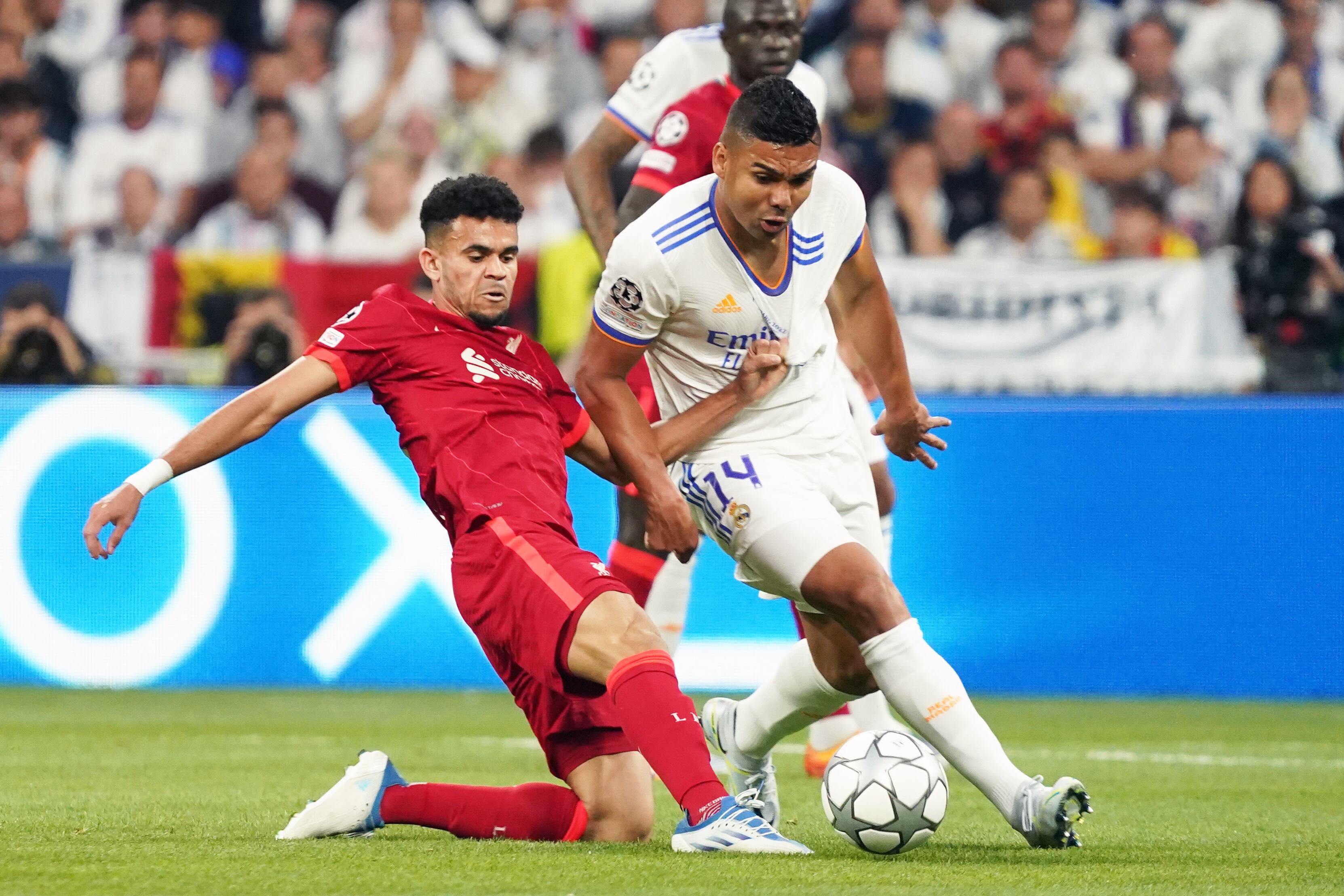 PARIS, FRANCE - MAY 28: Casemiro of Real Madrid and Luis Diaz of Liverpool compete for the ball during the UEFA Champions League final match between Liverpool FC and Real Madrid at Stade de France on May 28, 2022 in Paris, France. (Photo by Etsuo Hara/Getty Images)