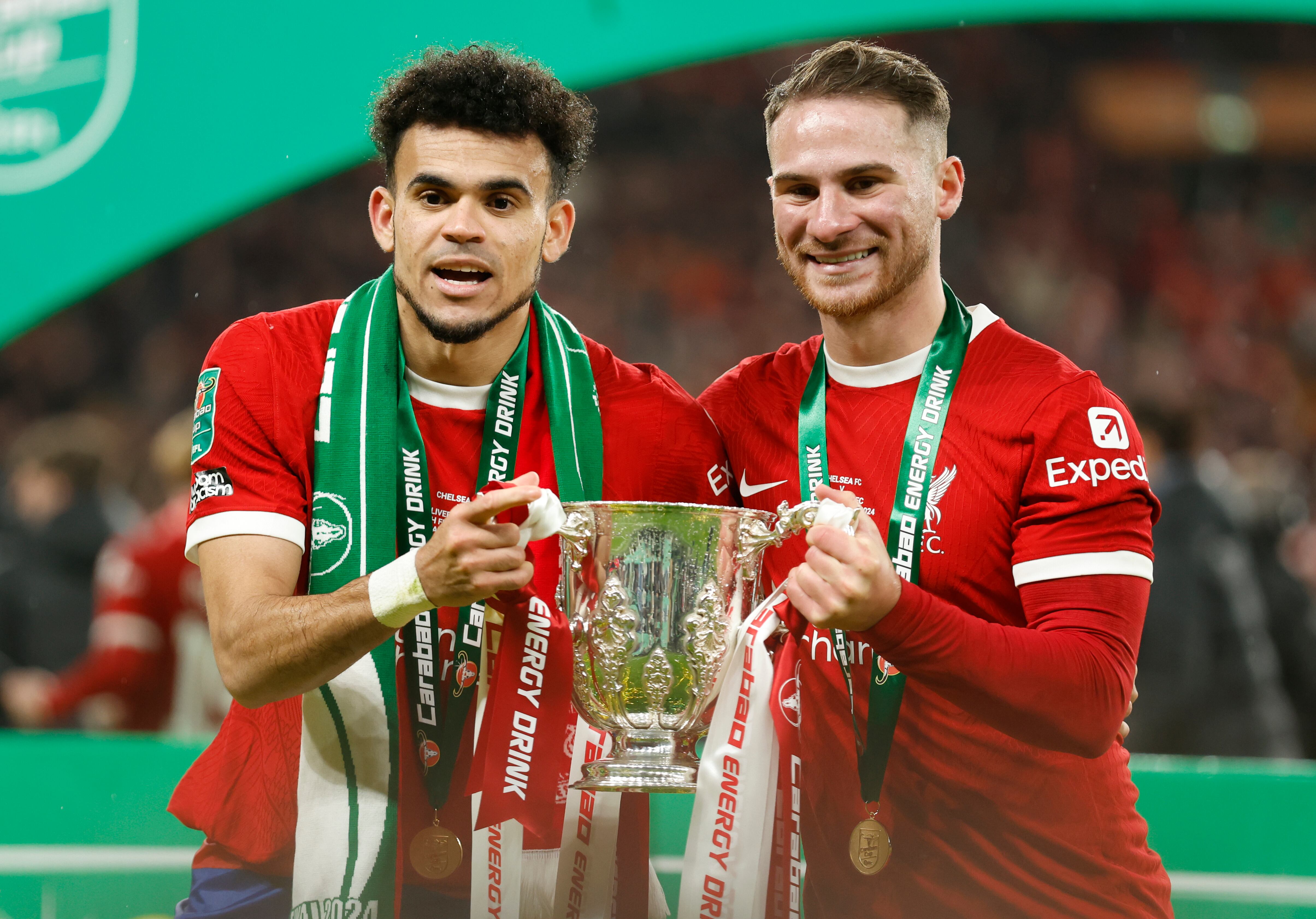 Luis Díaz junto a Alexis Mac Allister celebrando el título de la Copa de la Liga. (Photo by Nigel French/Sportsphoto/Allstar via Getty Images)