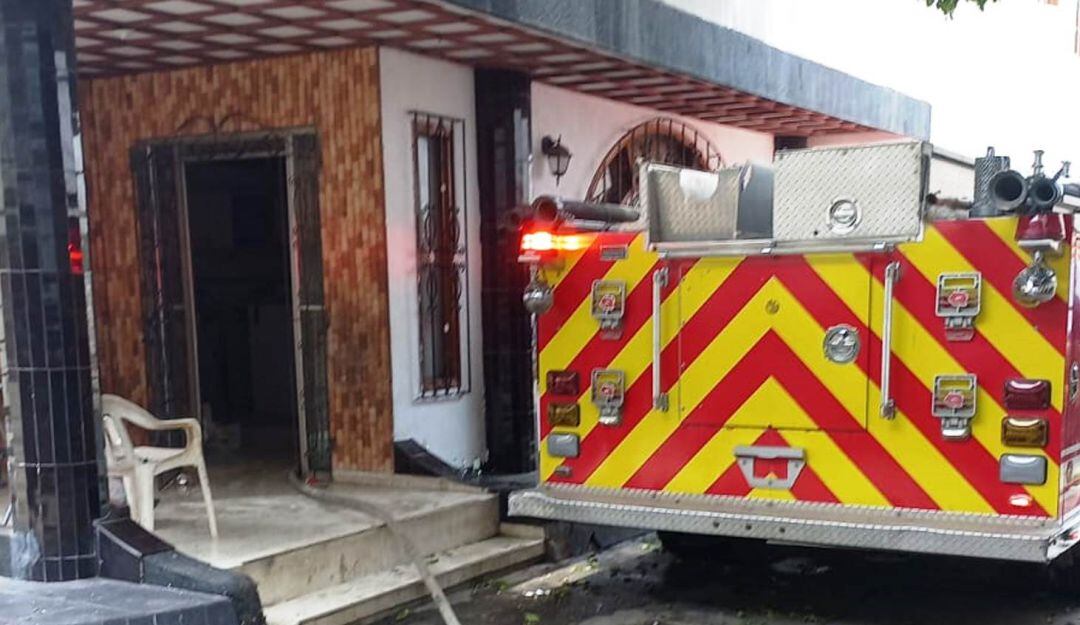 La rápida acción de los bomberos evitó la propagación del fuego a otras viviendas
