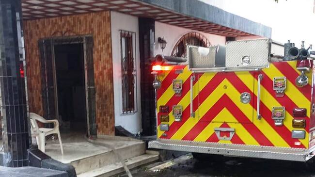 La rápida acción de los bomberos evitó la propagación del fuego a otras viviendas