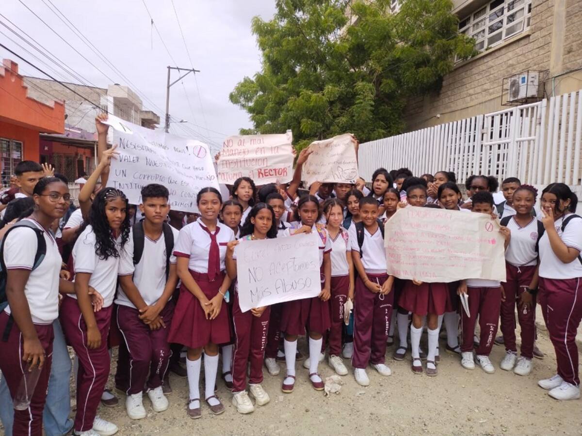 Estudiantes de colegio en El Pozón protestaron para exigir cambio de rector