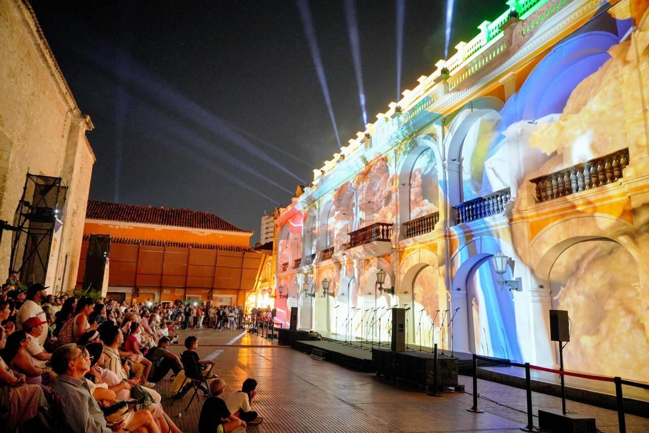‘Mapping’, coro y teatro religioso se tomaron la Plaza de la Proclamación