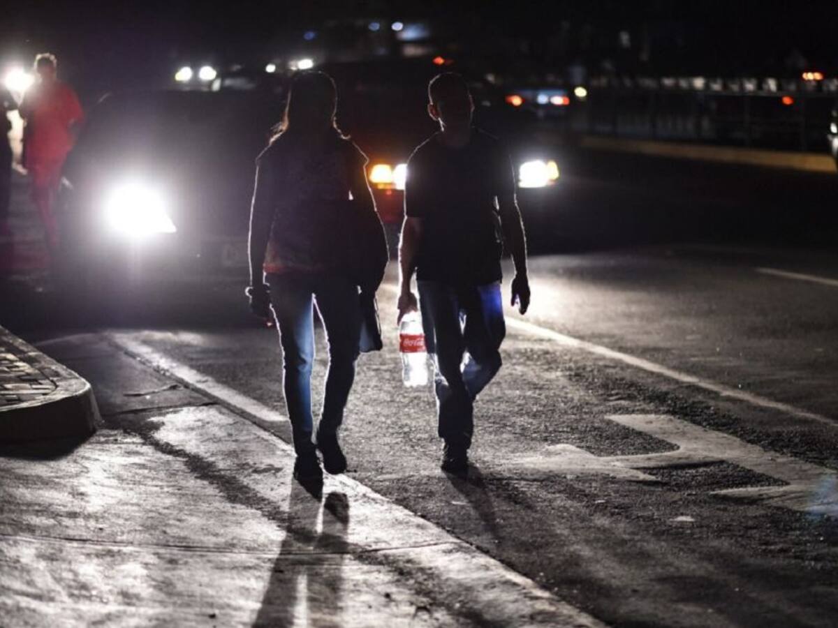 Apagón deja a oscuras a casi toda Venezuela