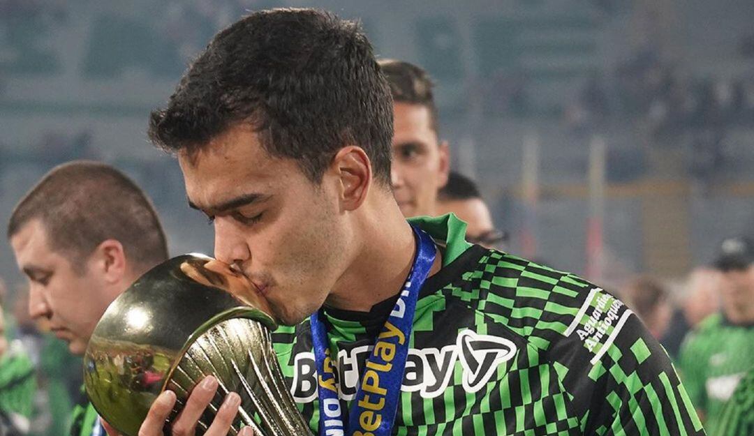 Felipe Aguilar con el trofeo de la Liga Colombiana