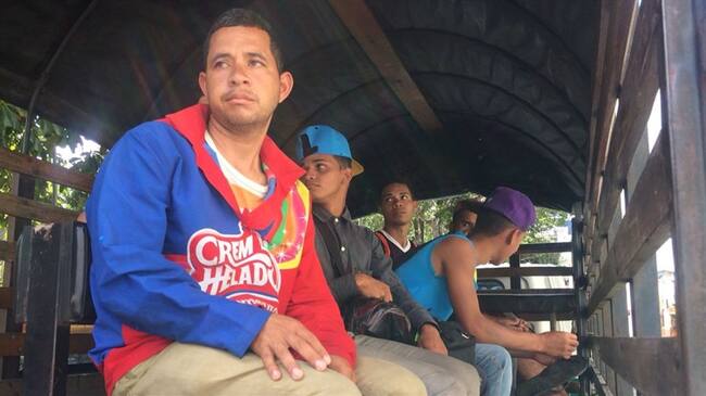 Son más de 40 venezolanos de todas las edades los que están siendo conducidos en camiones a la oficina de Migración Colombia. Foto: César González (Cortesía)