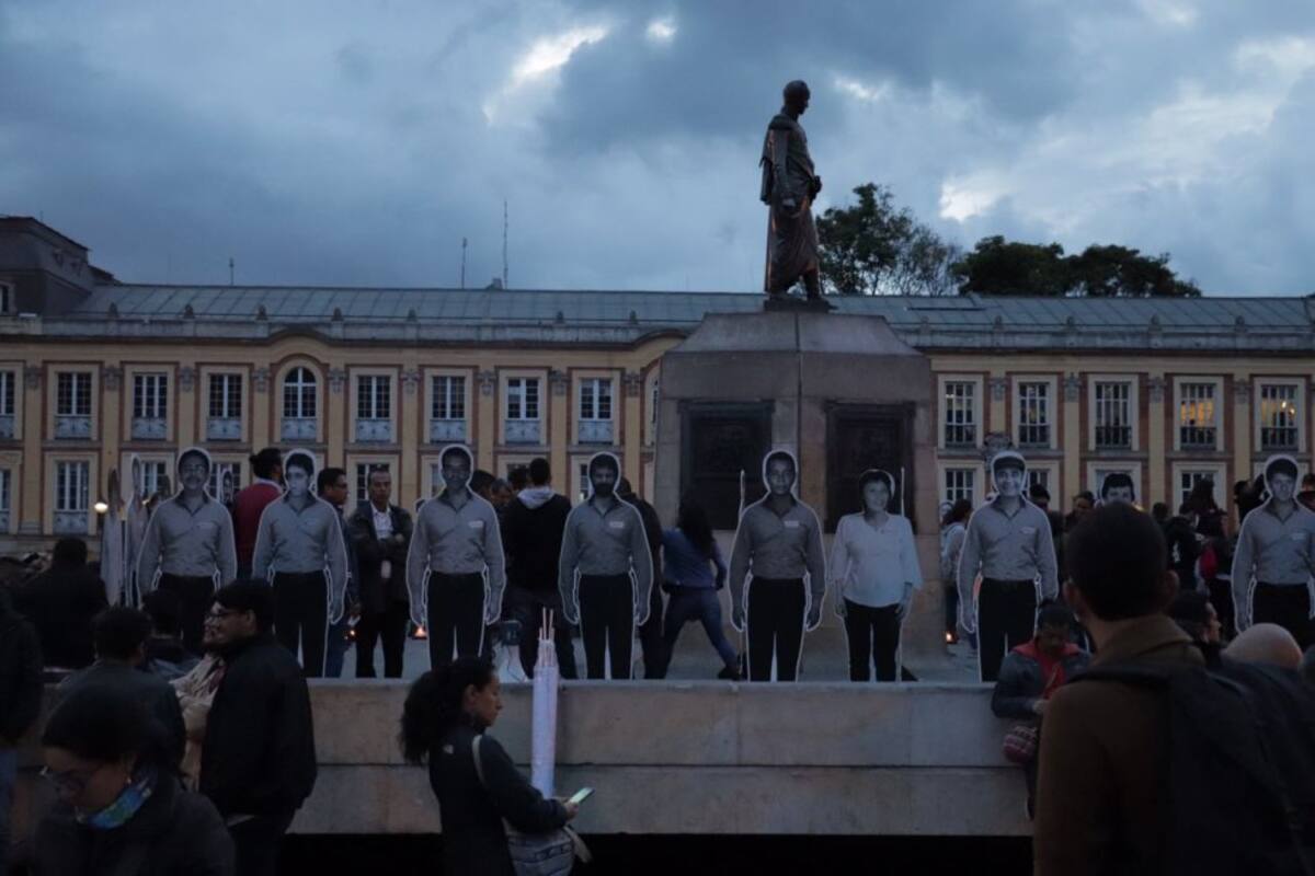 La noche cayó en Bogotá y fue el momento para encender las velas en la Velatón por los líderes sociales.