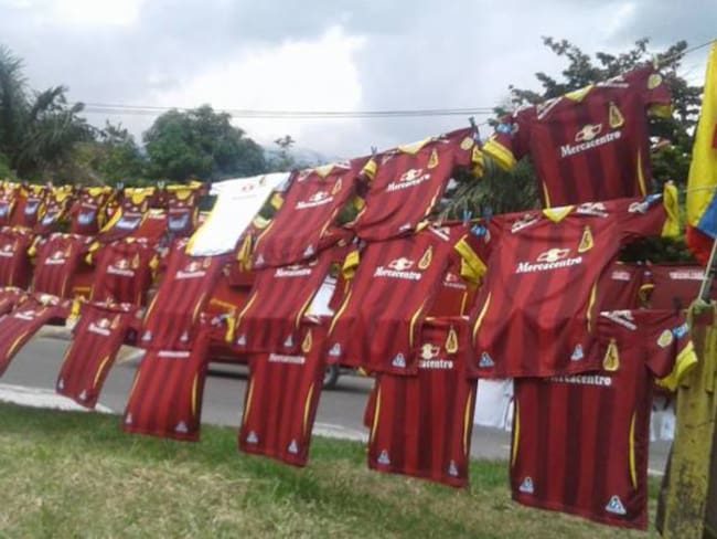 Aumenta venta de camisetas del Deportes Tolima en Ibague