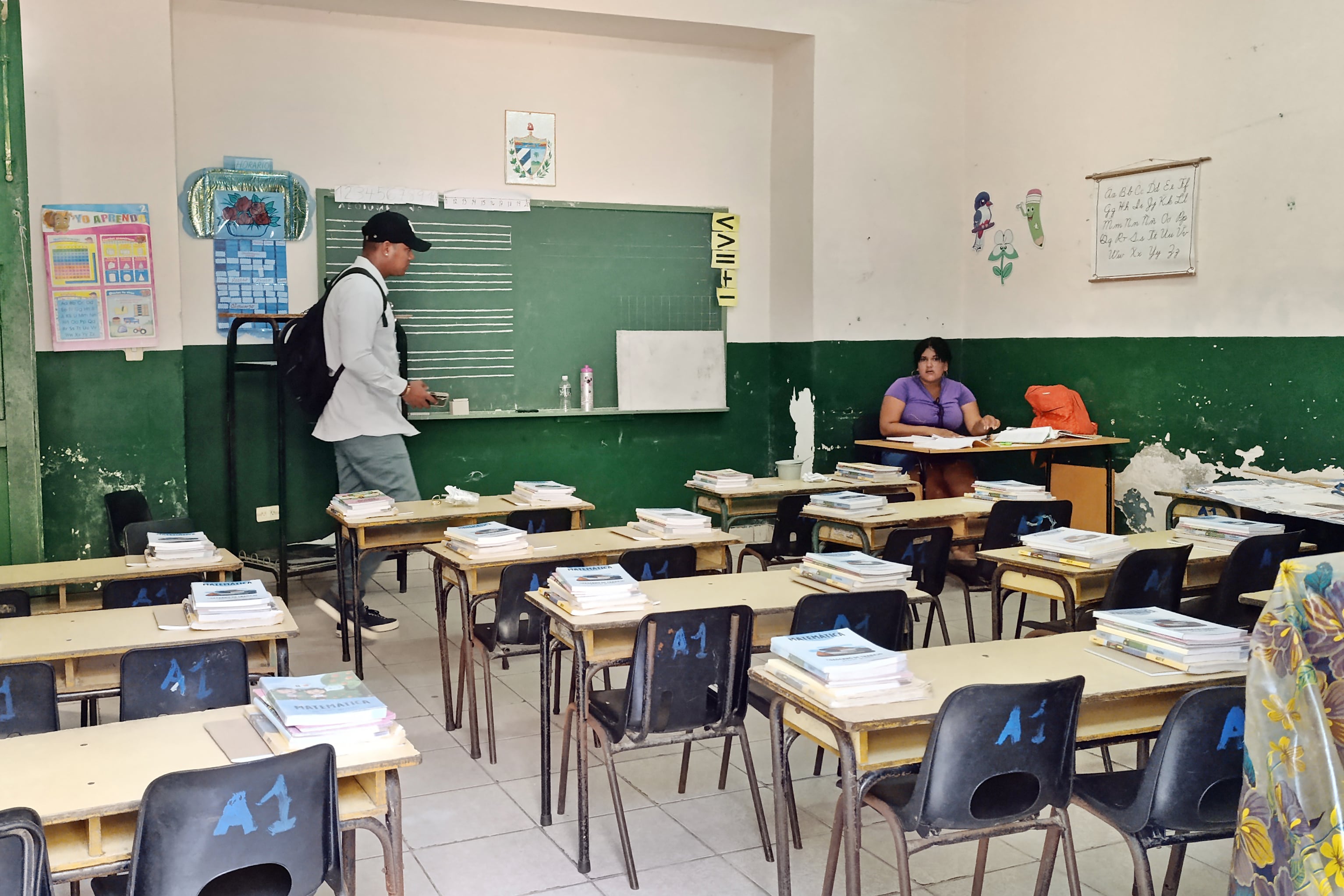 AME4883. LA HABANA (CUBA), 01/09/2024.-AME4882. LA HABANA (CUBA), 01/09/2024. Una profesora prepara clase en el salón de una escuela este miércoles, en La Habana (Cuba). La falta de profesores y los problemas con los uniformes impactarán este lunes el inicio del curso escolar en Cuba, evidencia del daño que infringe la grave crisis que sufre el país a la educación estatal, uno de los pilares de la revolución. EFE/ Ernesto Mastrascusa