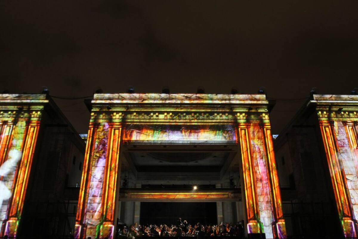 El Instituto Distrital de Turismo ha consolidado una agenda de más de 250 eventos culturales, deportivos y artísticos; cabe anotar que la fiesta de luces de Lyon no tiene impactos ambientales negativos.